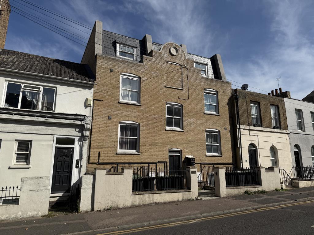 Lot: 117 - LARGE MODERN TOWN CENTRE BLOCK SEVEN FLATS FOR INVESTMENT - View to Town Centre Block of Flats